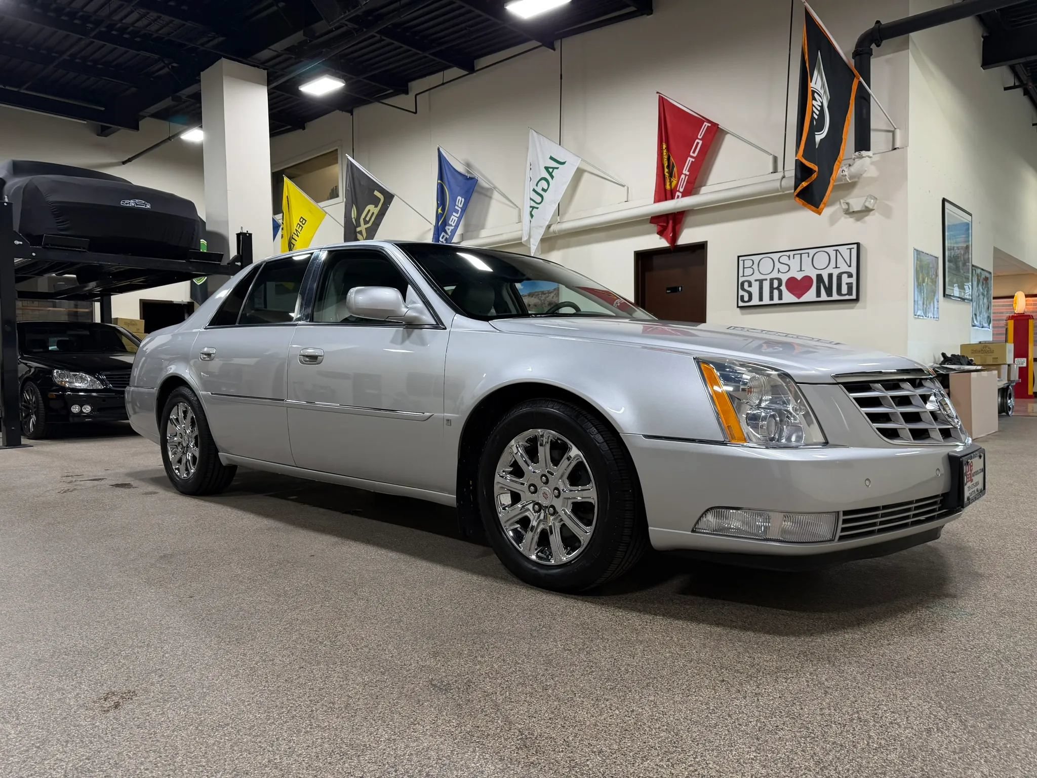 Used 2009 Cadillac DTS w/ Trunk Convenience Package FWD image 3