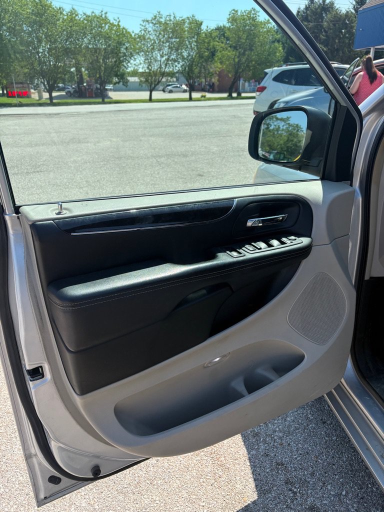 Used 2011 Chrysler Town & Country Touring FWD image 12
