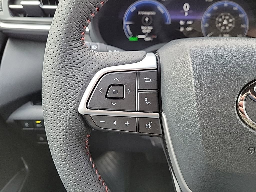 Used 2025 Toyota Sienna XSE image 28