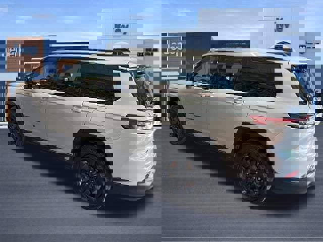 Used 2023 Jeep Grand Cherokee L Laredo image 4