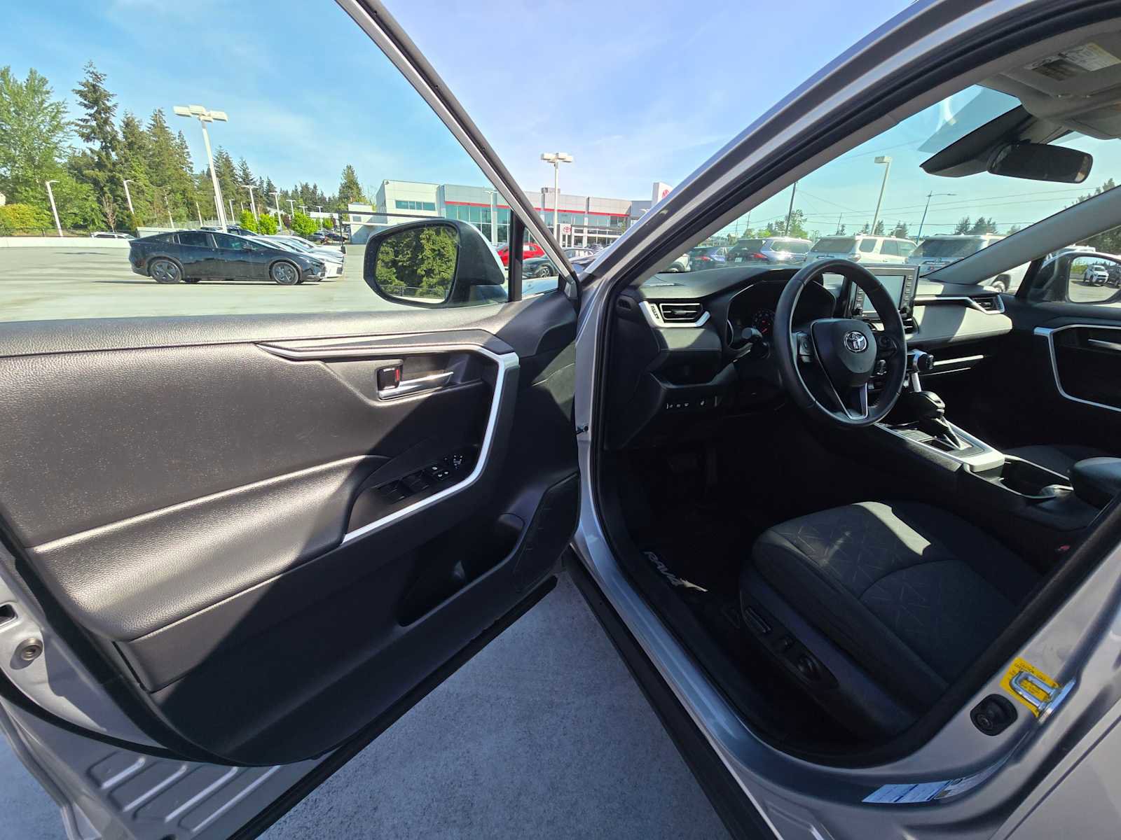 Used 2020 Toyota RAV4 XLE w/ XLE Grade Weather Package AWD/4WD image 19