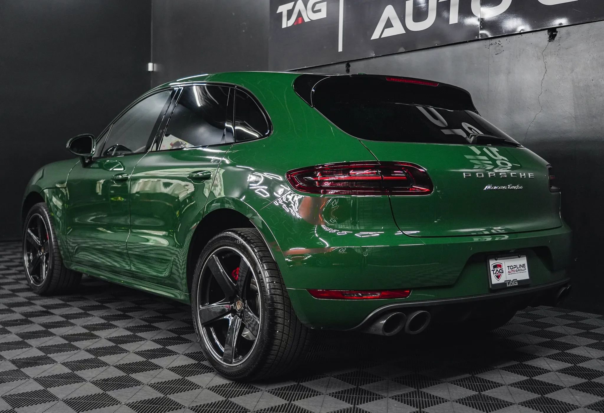 Used 2018 Porsche Macan Turbo AWD/4WD image 30