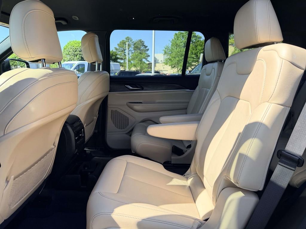 Used 2023 Jeep Grand Cherokee L Limited AWD/4WD image 16