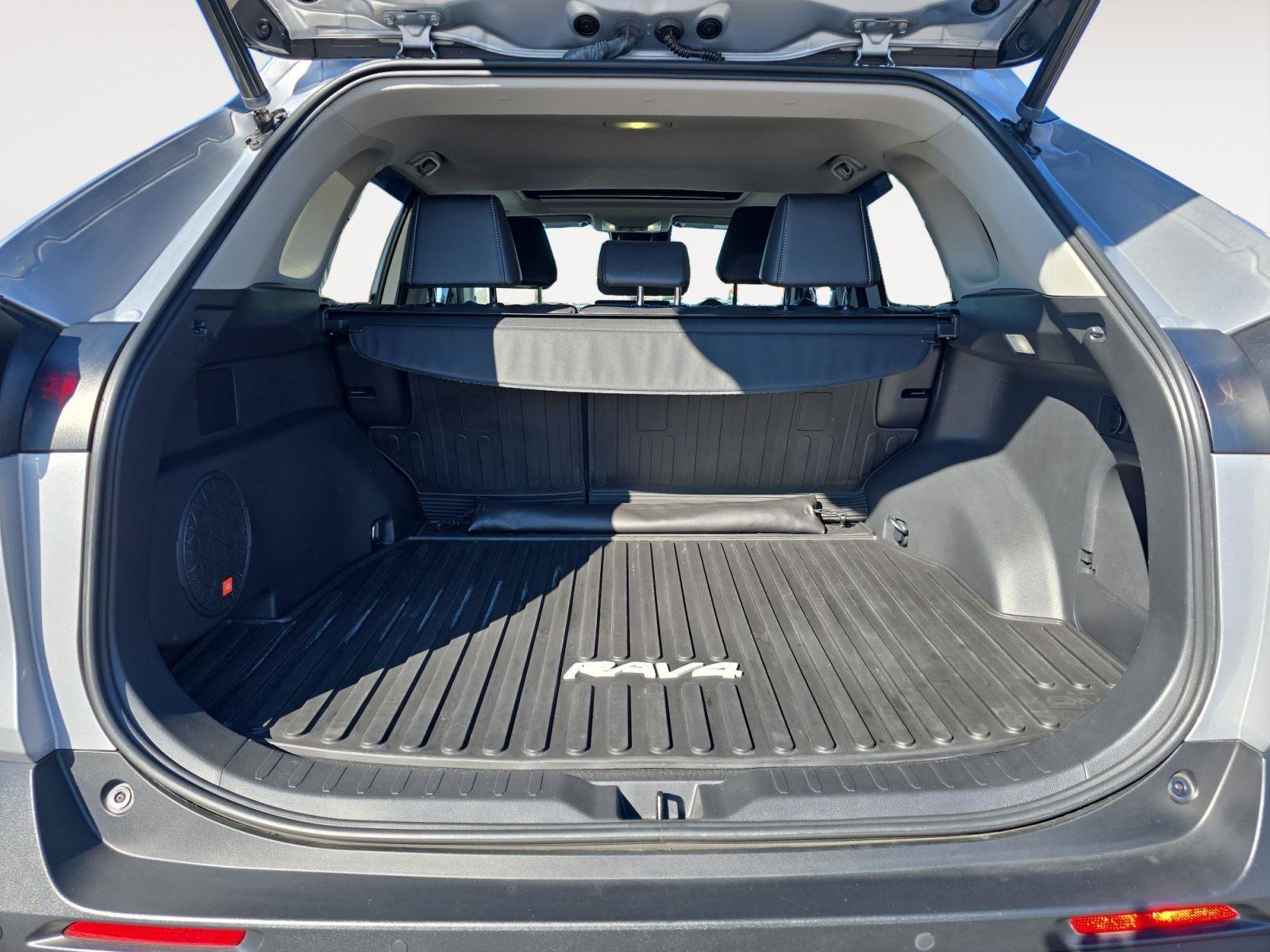 Used 2023 Toyota RAV4 XLE Premium image 14