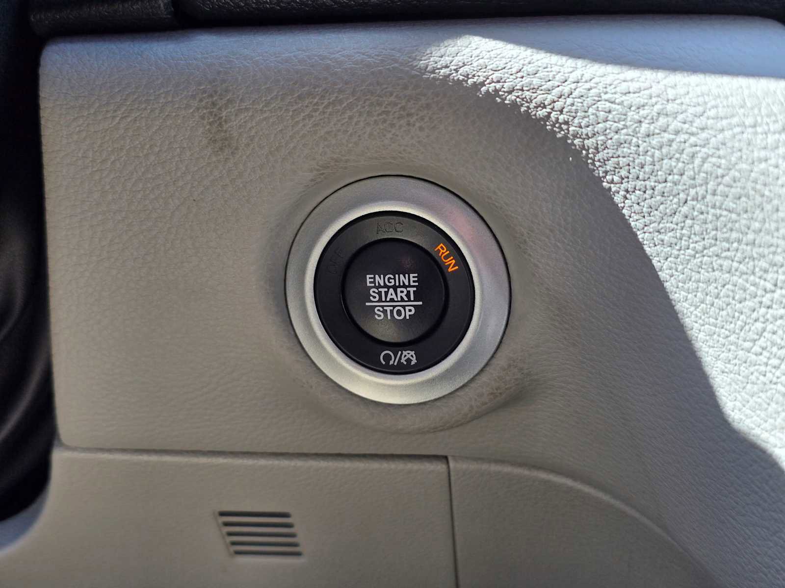 Used 2024 Chrysler Pacifica Select image 27