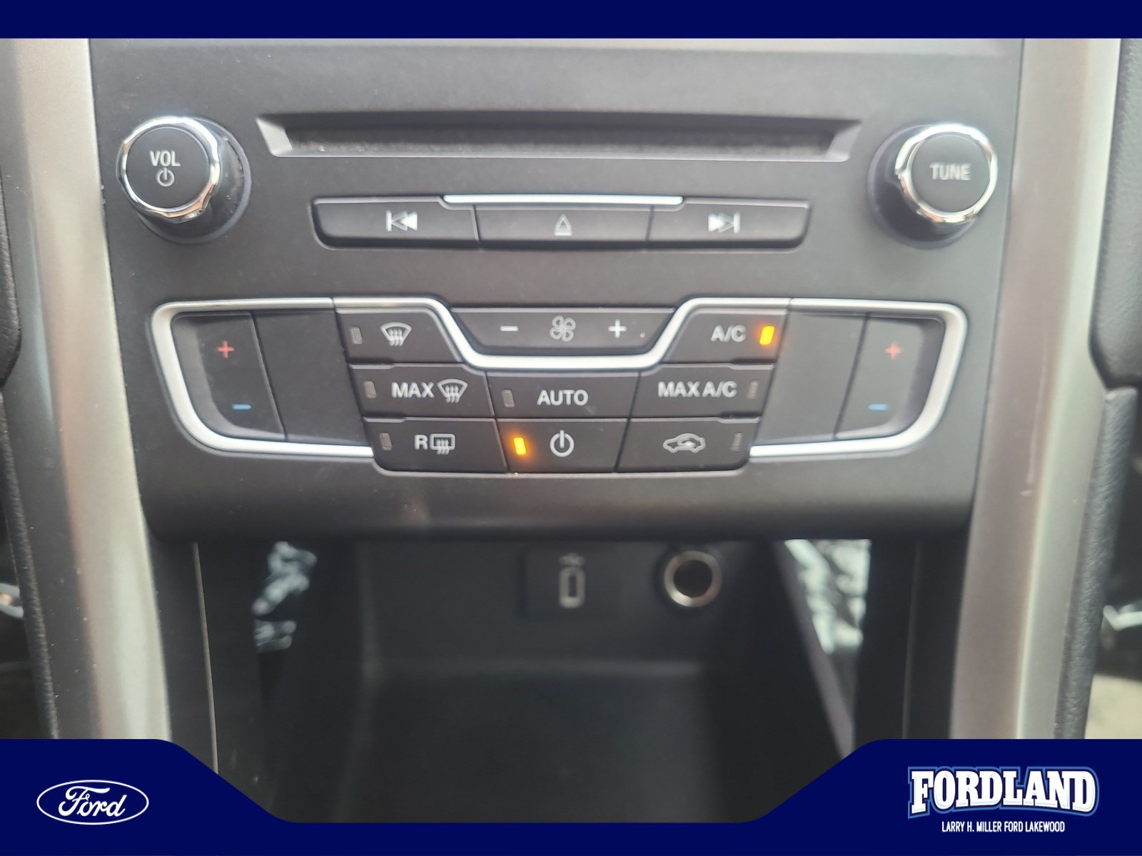 Used 2017 Ford Fusion SE w/ Fusion SE Technology Package FWD image 30