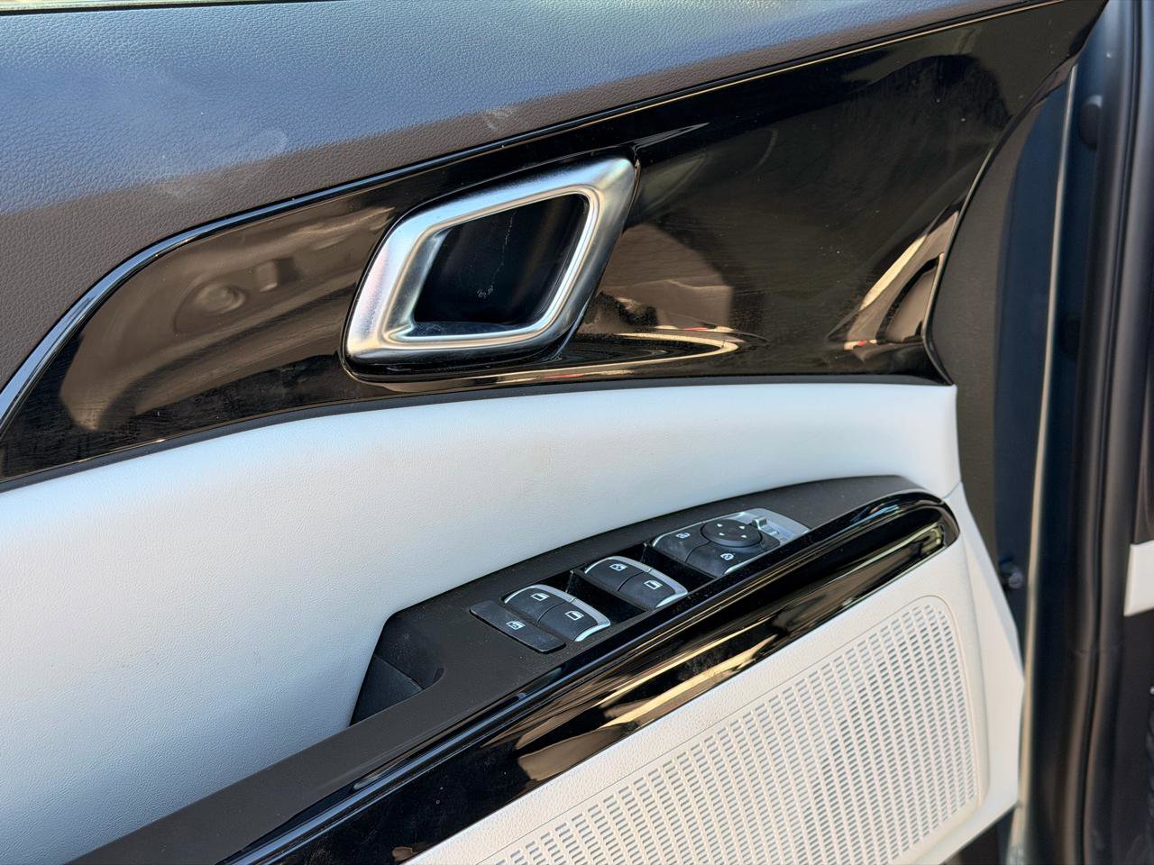 Used 2024 Kia Carnival EX image 30