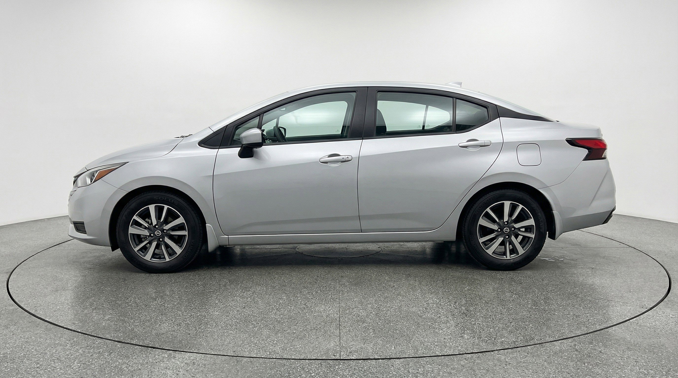 Used 2025 Nissan Versa SV FWD image 5