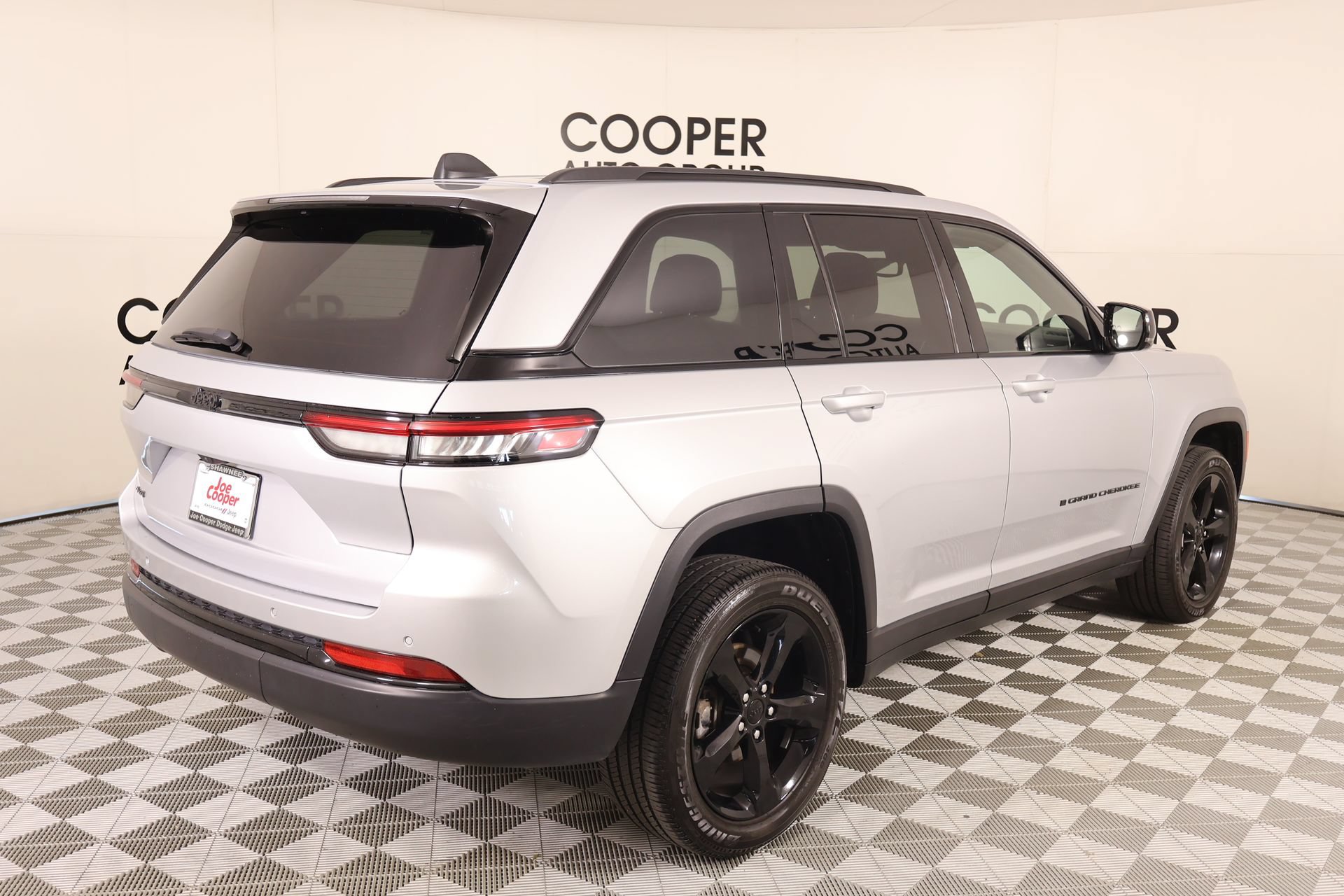 Used 2023 Jeep Grand Cherokee Altitude AWD/4WD image 21