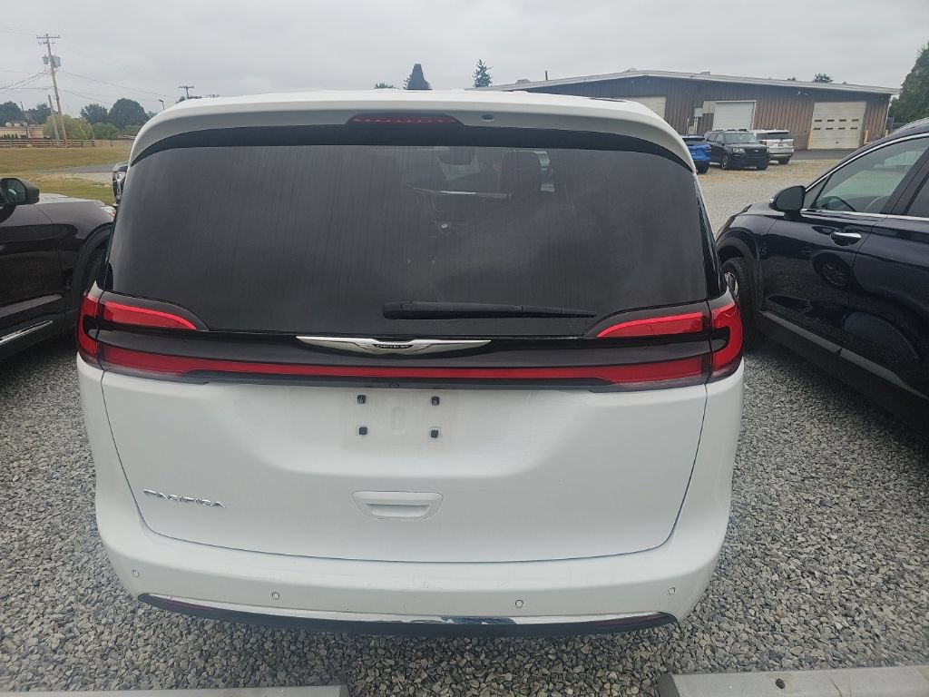 Used 2025 Chrysler Pacifica Select FWD image 9