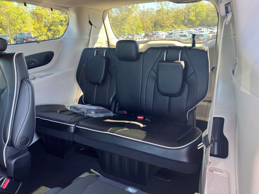 Used 2023 Chrysler Pacifica Limited w/ Uconnect Theater Family Group FWD image 10