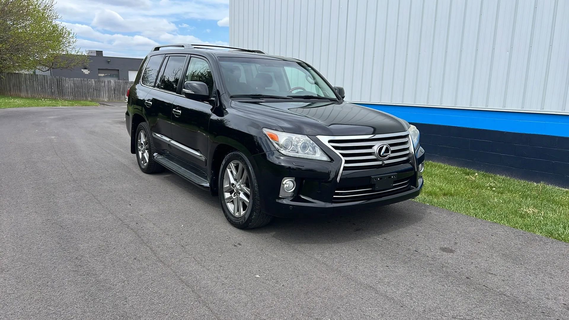 Used 2013 Lexus LX 570 4WD w/ Luxury Pkg image 3