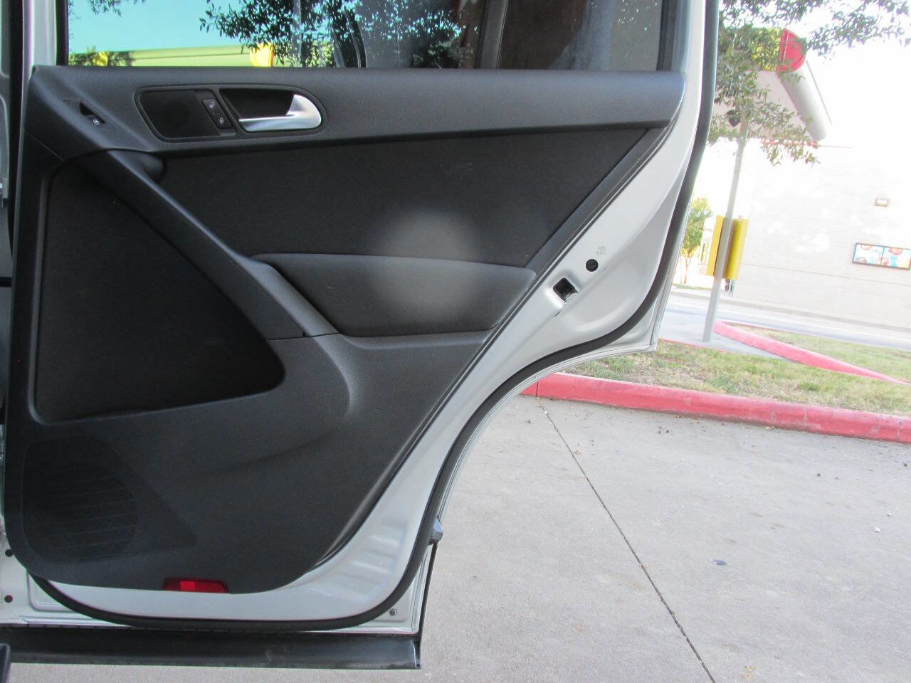 Used 2011 Volkswagen Tiguan S image 25