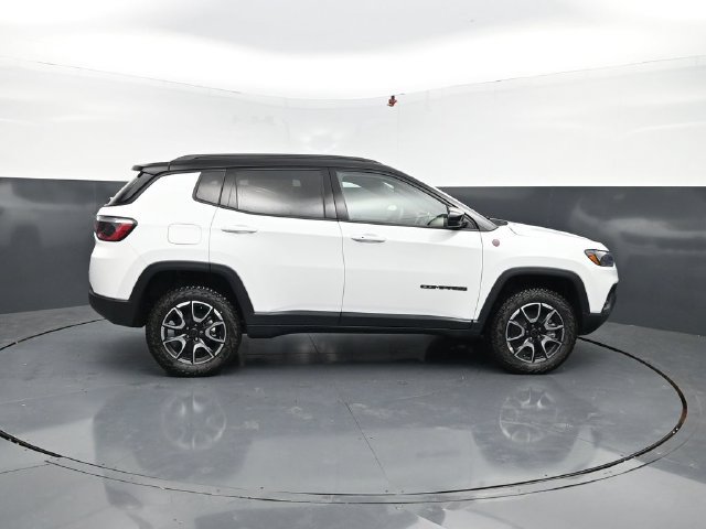 New 2026 Jeep Compass Trailhawk w/ Sun, Sound & Navigation Group AWD/4WD image 11