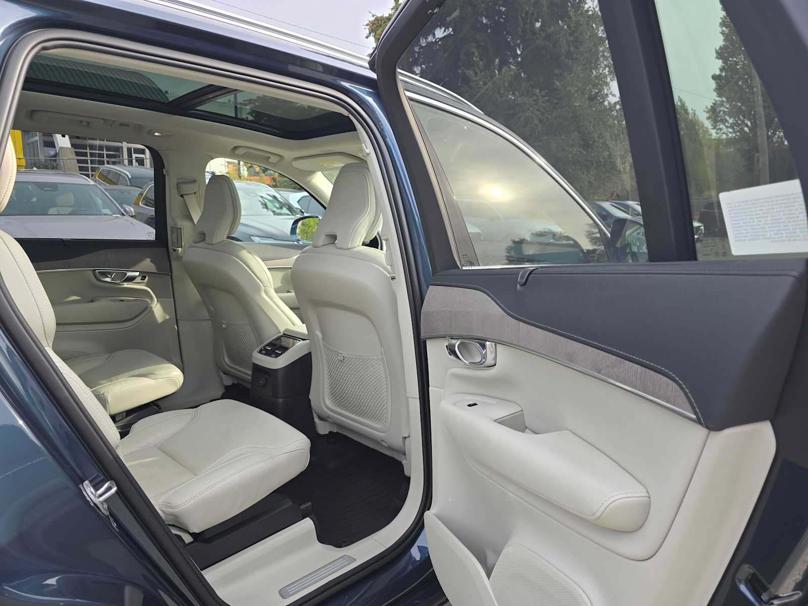 Used 2023 Volvo XC90 T8 Ultimate w/ Protection Package Premier AWD/4WD image 14