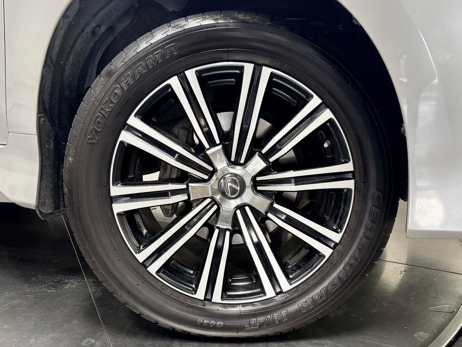 Used 2018 Lexus LX 570 4WD w/ Luxury Package image 11