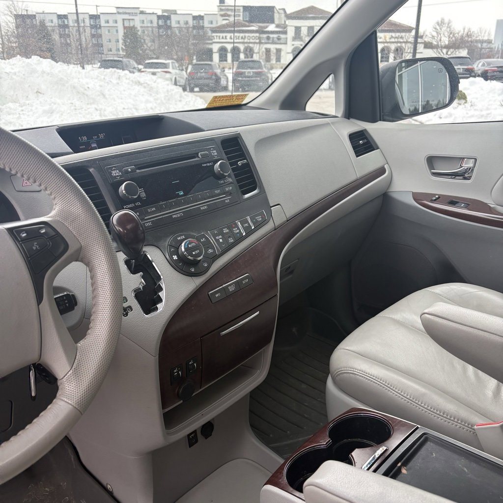 Used 2014 Toyota Sienna XLE image 11