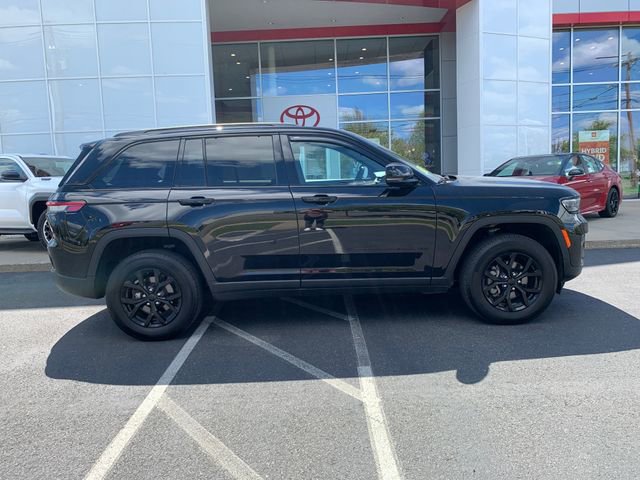 Used 2024 Jeep Grand Cherokee Altitude AWD/4WD image 2