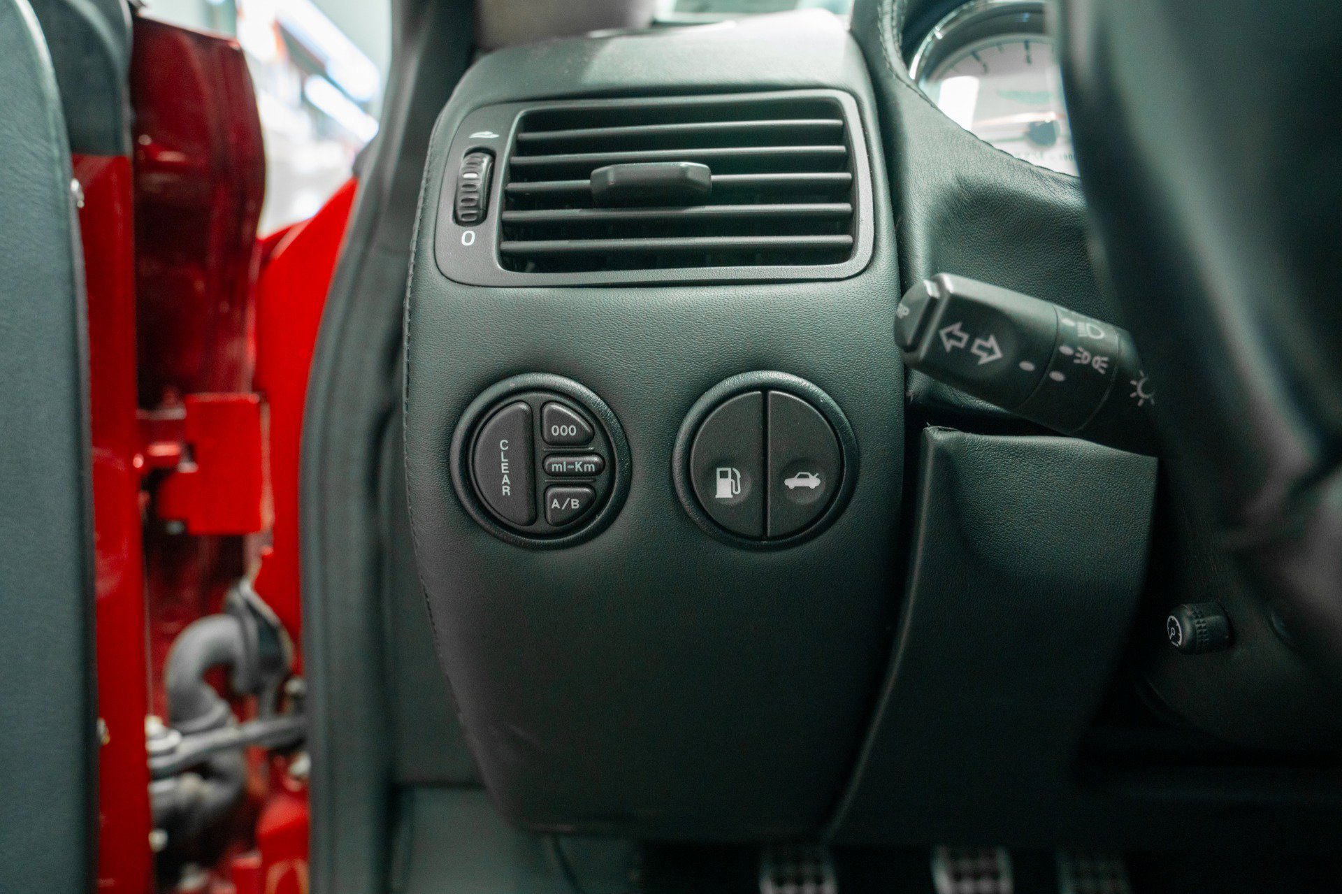 Used 2005 Aston Martin Vanquish S RWD image 25