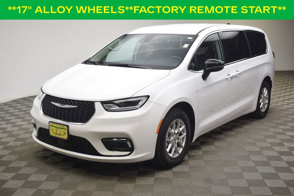 Used 2024 Chrysler Pacifica Touring-L image 3