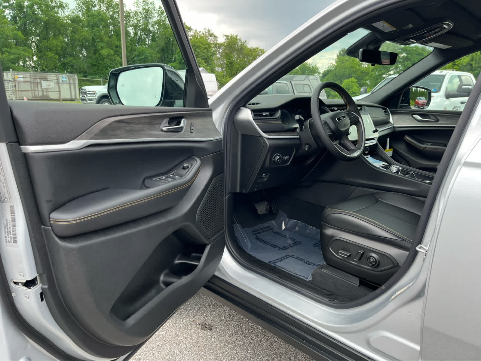 New 2026 Jeep Grand Cherokee L Limited AWD/4WD image 9