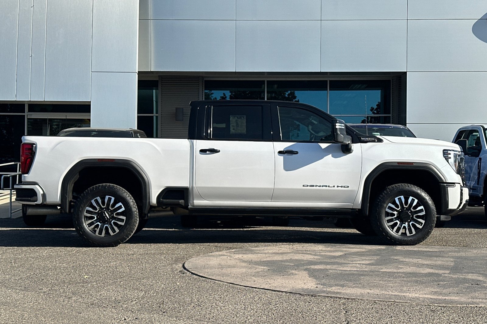 Used 2024 GMC Sierra 2500 Denali Ultimate AWD/4WD image 3