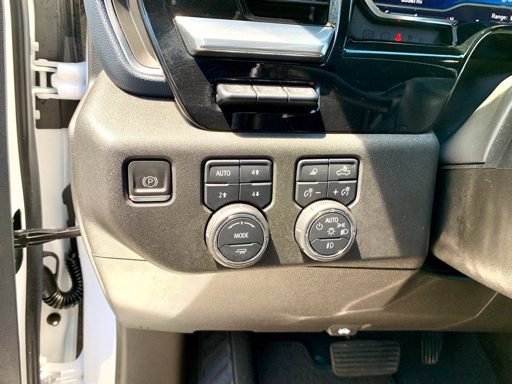 Used 2023 Chevrolet Silverado 1500 High Country w/ Technology Package AWD/4WD image 29