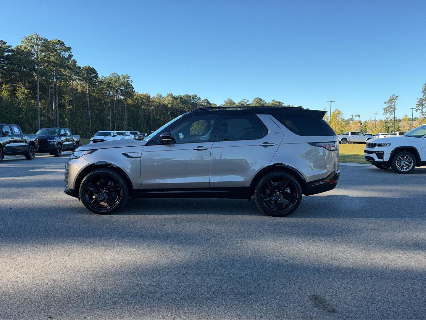 Used 2025 Land Rover Discovery Dynamic SE AWD/4WD image 5