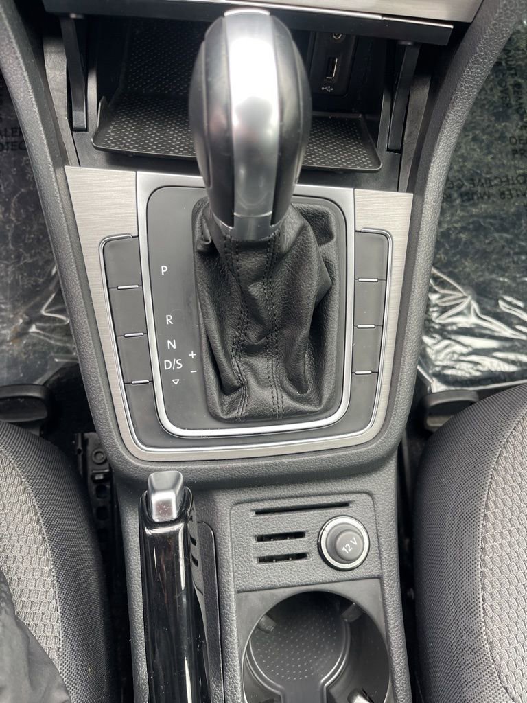 Used 2017 Volkswagen Golf S image 18