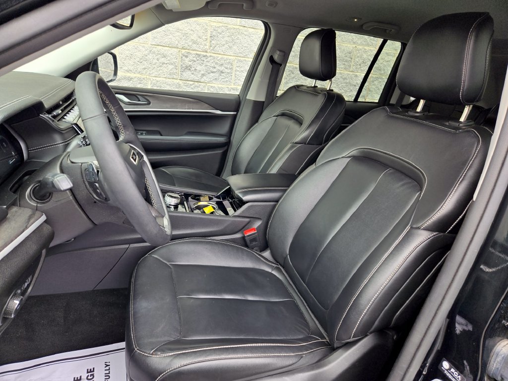 Used 2023 Jeep Grand Cherokee Limited w/ Black Appearance Package AWD/4WD image 14