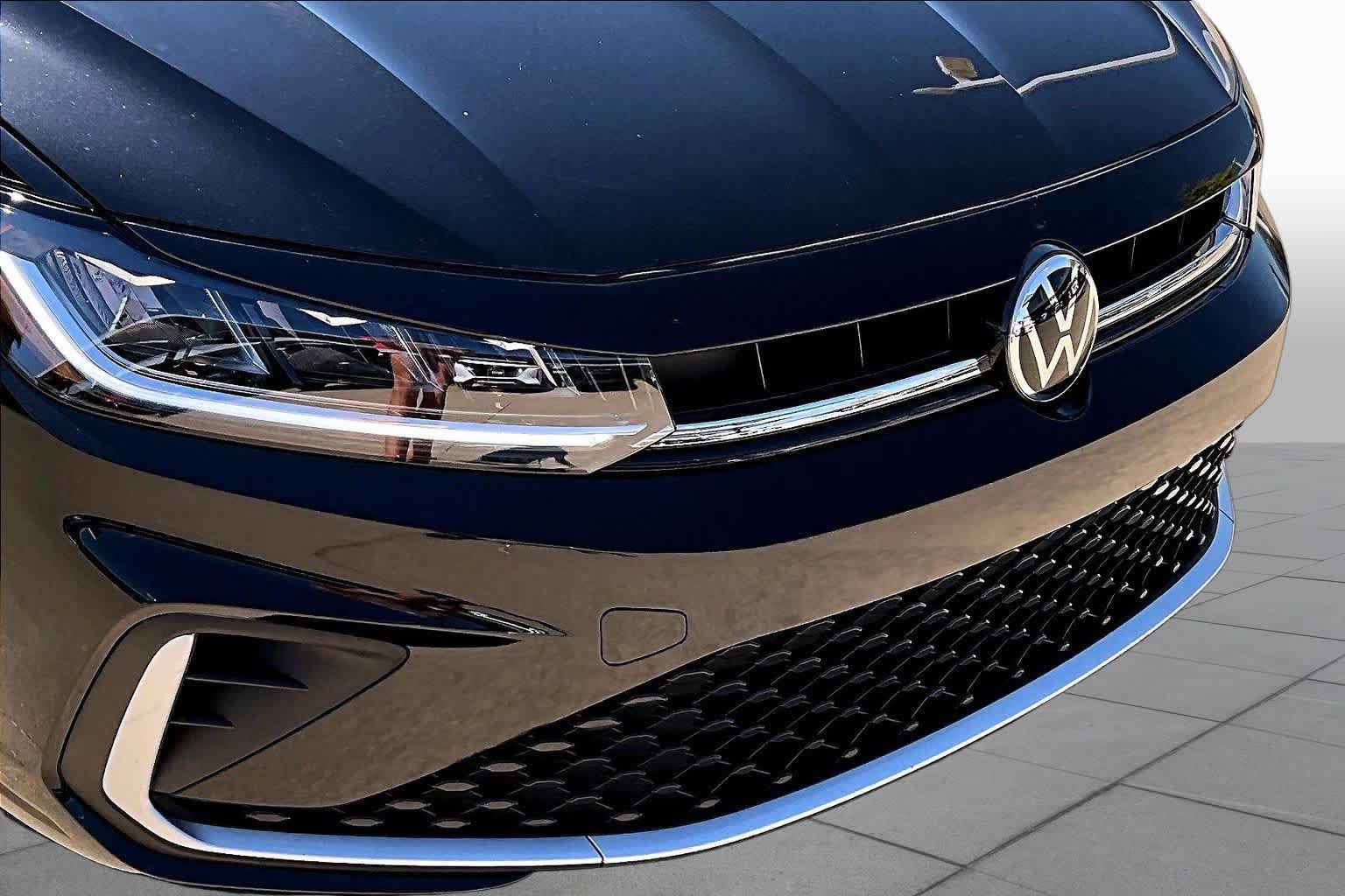 Used 2025 Volkswagen Jetta SE FWD image 24