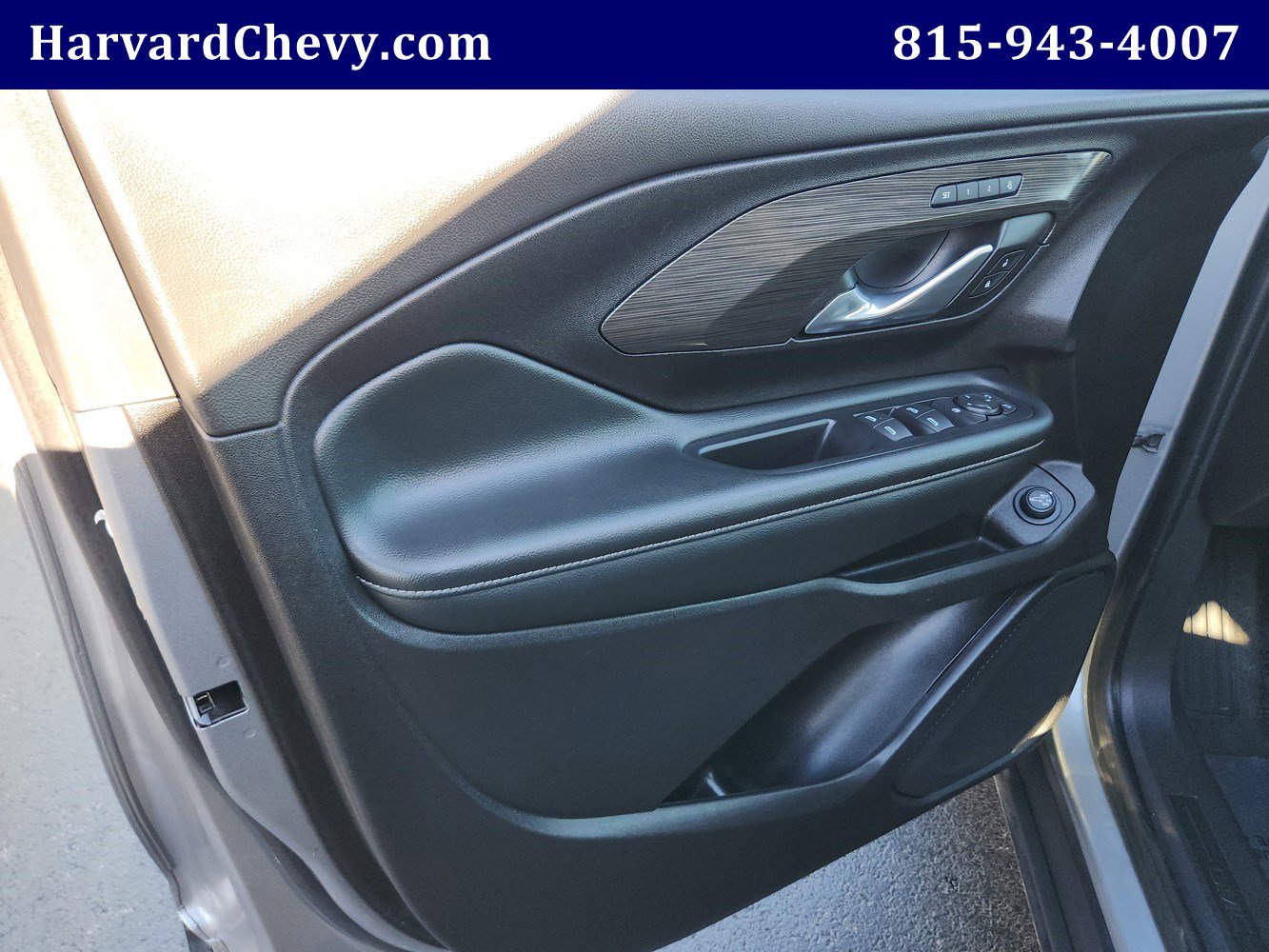 Used 2024 GMC Terrain SLT image 33