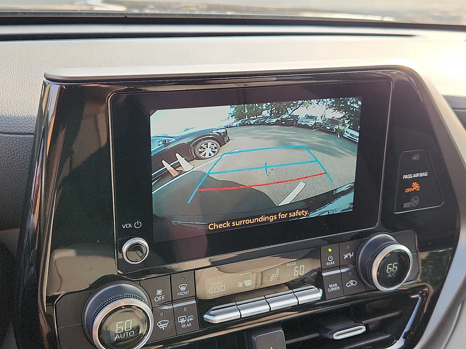 Used 2024 Toyota Highlander LE AWD/4WD image 17