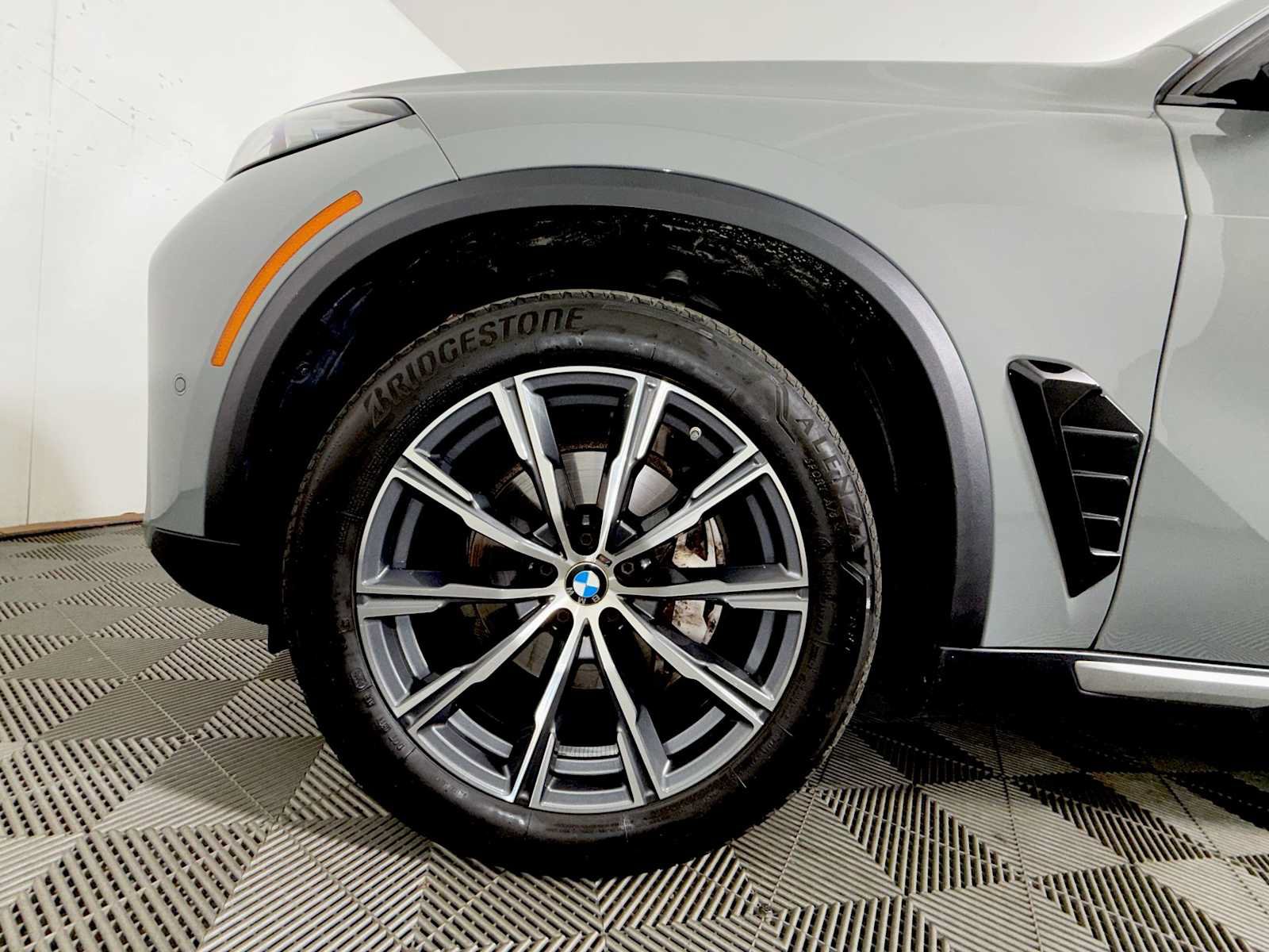 Used 2025 BMW X5 xDrive40i w/ M Sport Package AWD/4WD image 8