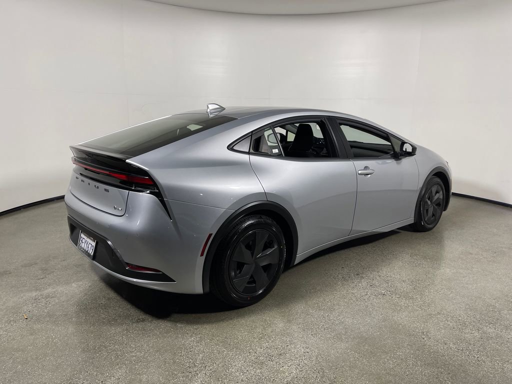 Used 2023 Toyota Prius LE FWD image 3
