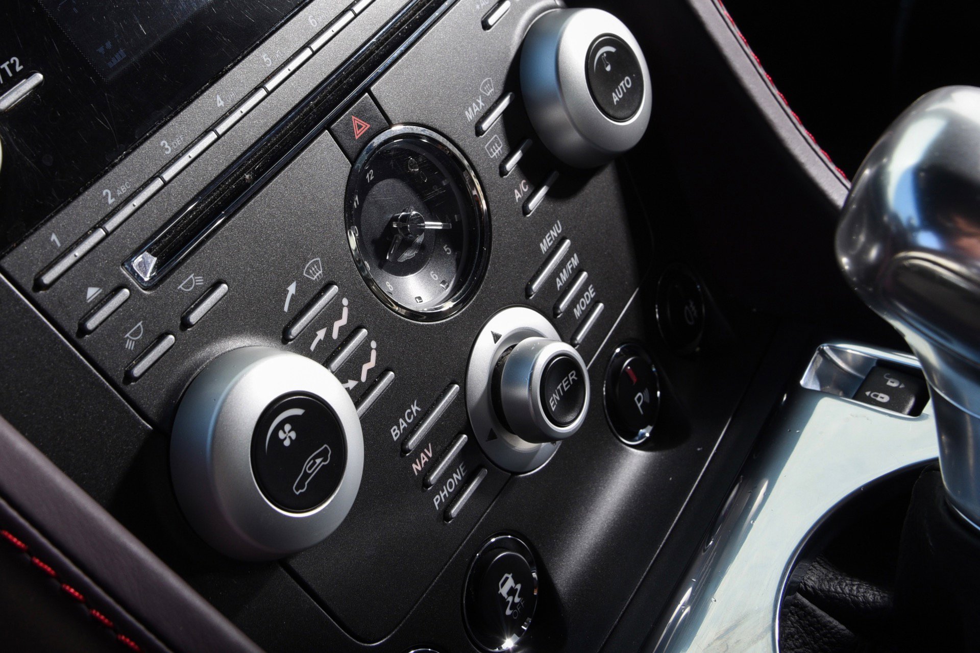 Used 2011 Aston Martin V12 Vantage Coupe RWD image 23