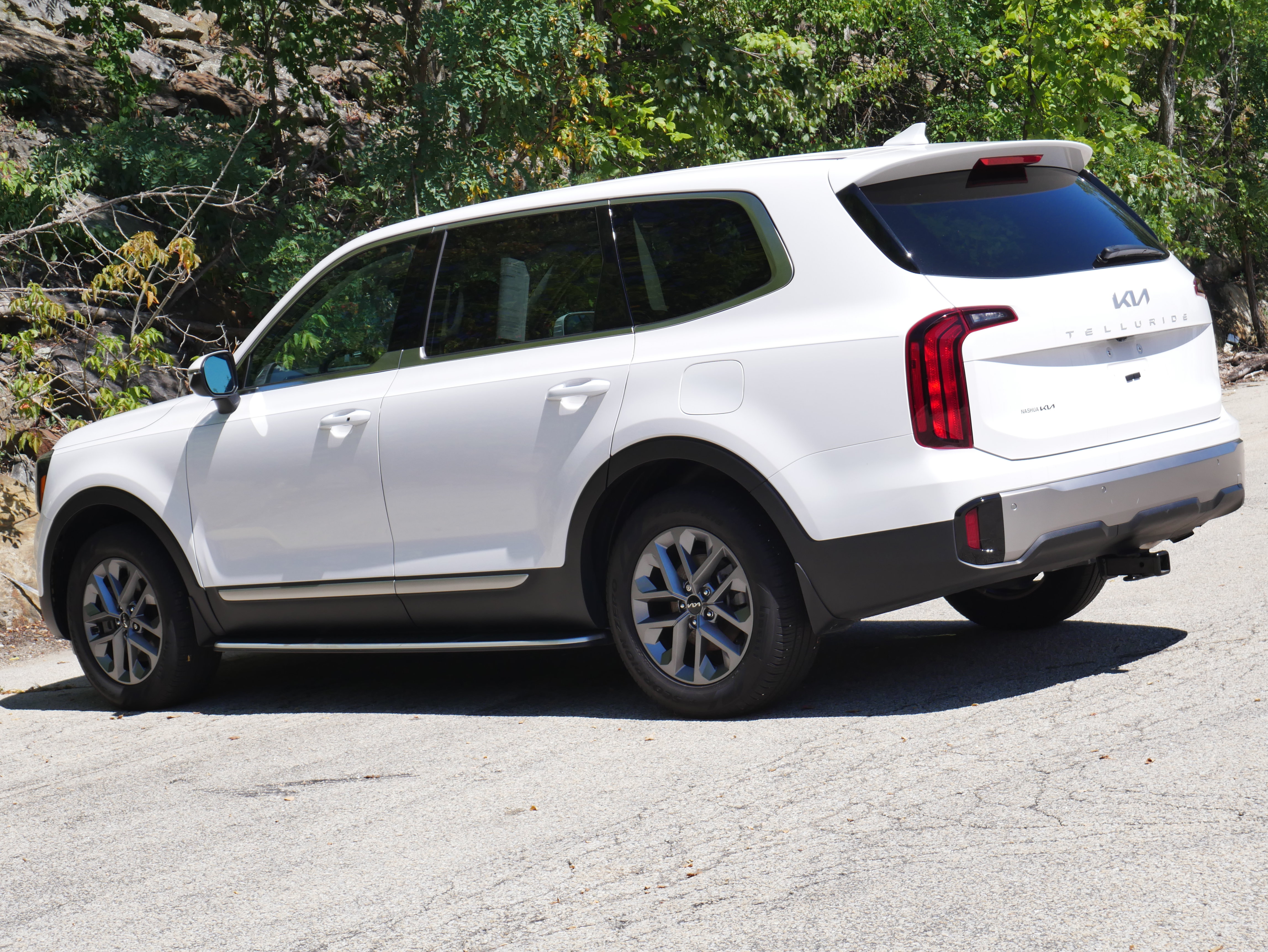 Certified 2025 Kia Telluride LX FWD image 4