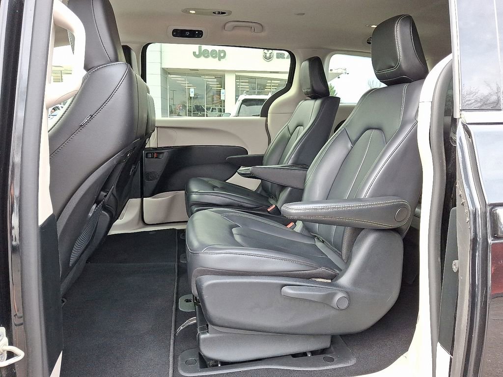 Used 2023 Chrysler Pacifica Touring-L image 11