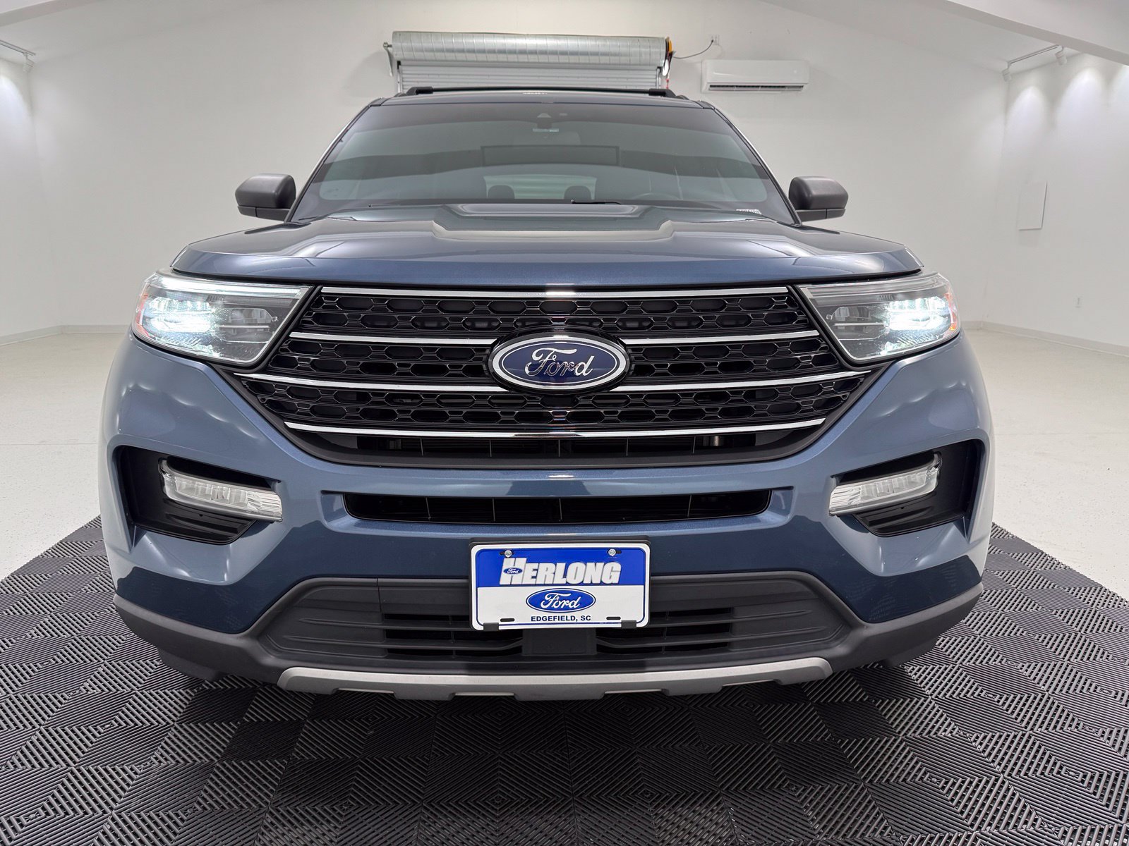 Used 2020 Ford Explorer XLT w/ Equipment Group 202A AWD/4WD image 2