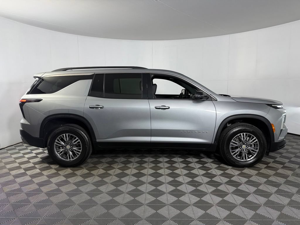 Used 2025 Chevrolet Traverse LT FWD image 7