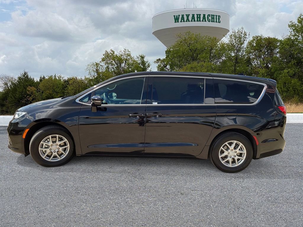 Used 2026 Chrysler Pacifica Select FWD image 3