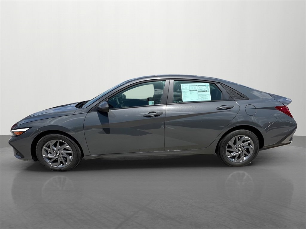 Used 2024 Hyundai Elantra Blue image 2