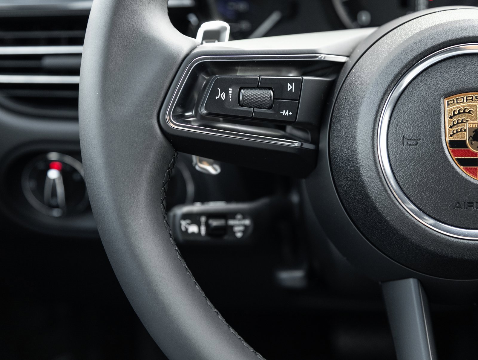 Used 2025 Porsche Macan image 15