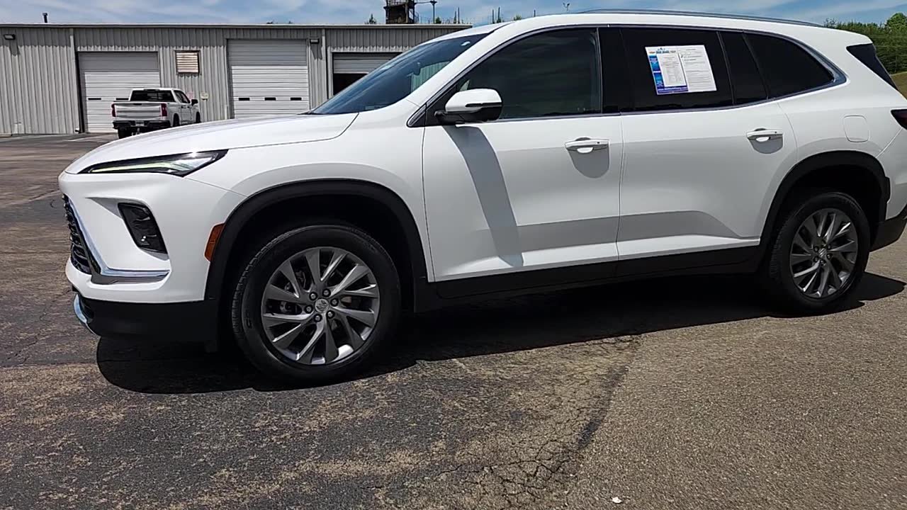 Used 2025 Buick Enclave Preferred FWD image 3