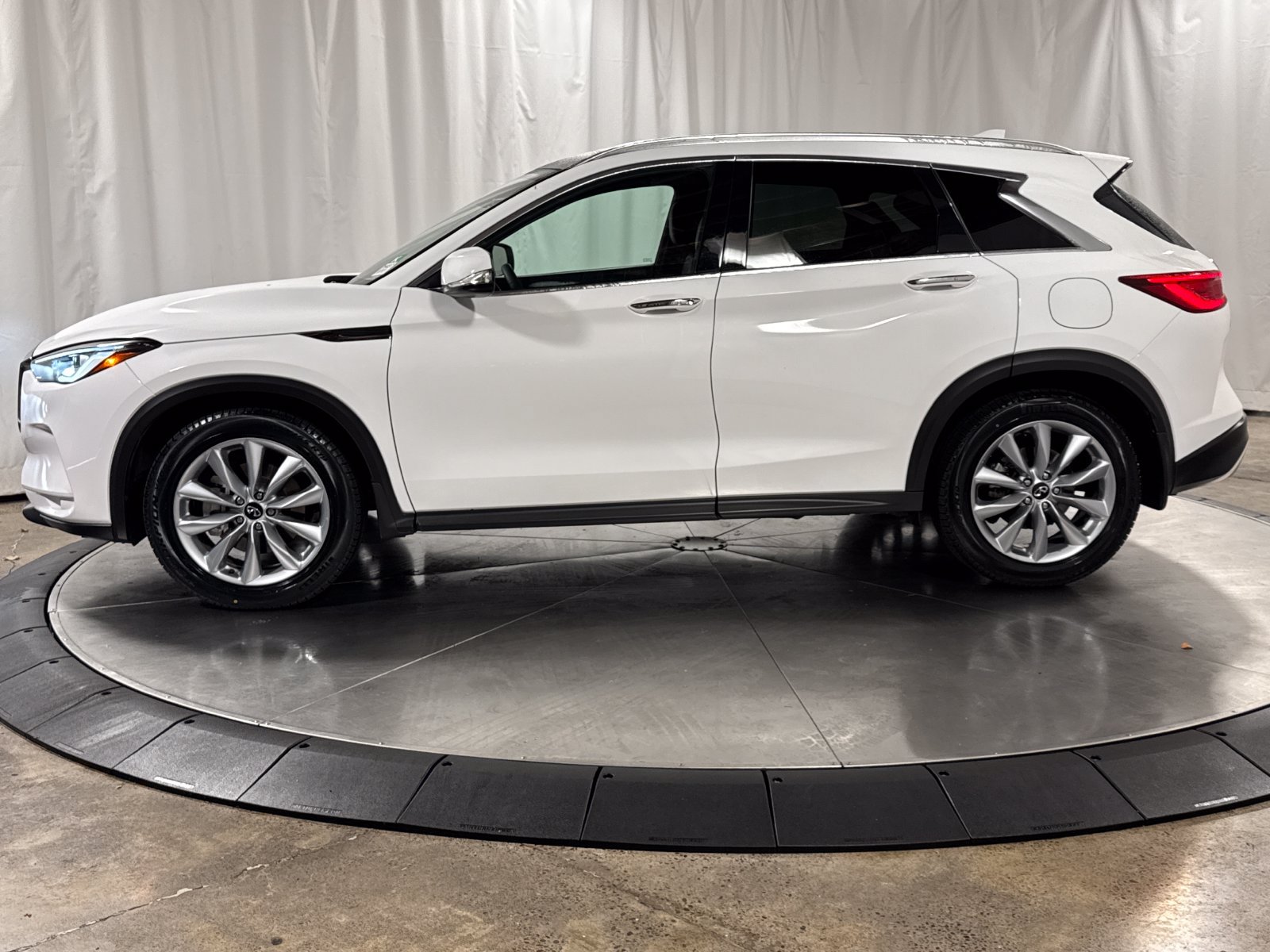Used 2022 INFINITI QX50 Luxe w/ Cargo Package AWD/4WD image 8