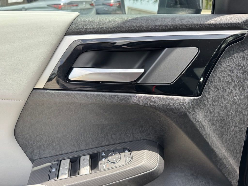 New 2025 Mitsubishi Outlander SE image 32