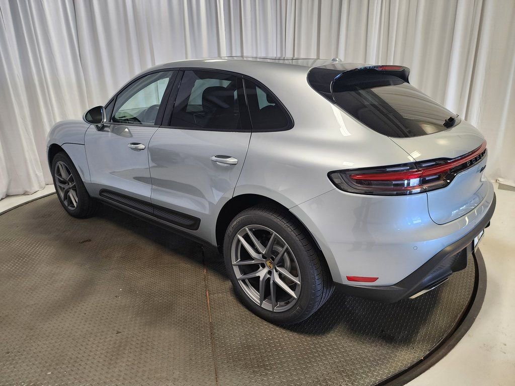 Certified 2025 Porsche Macan image 3