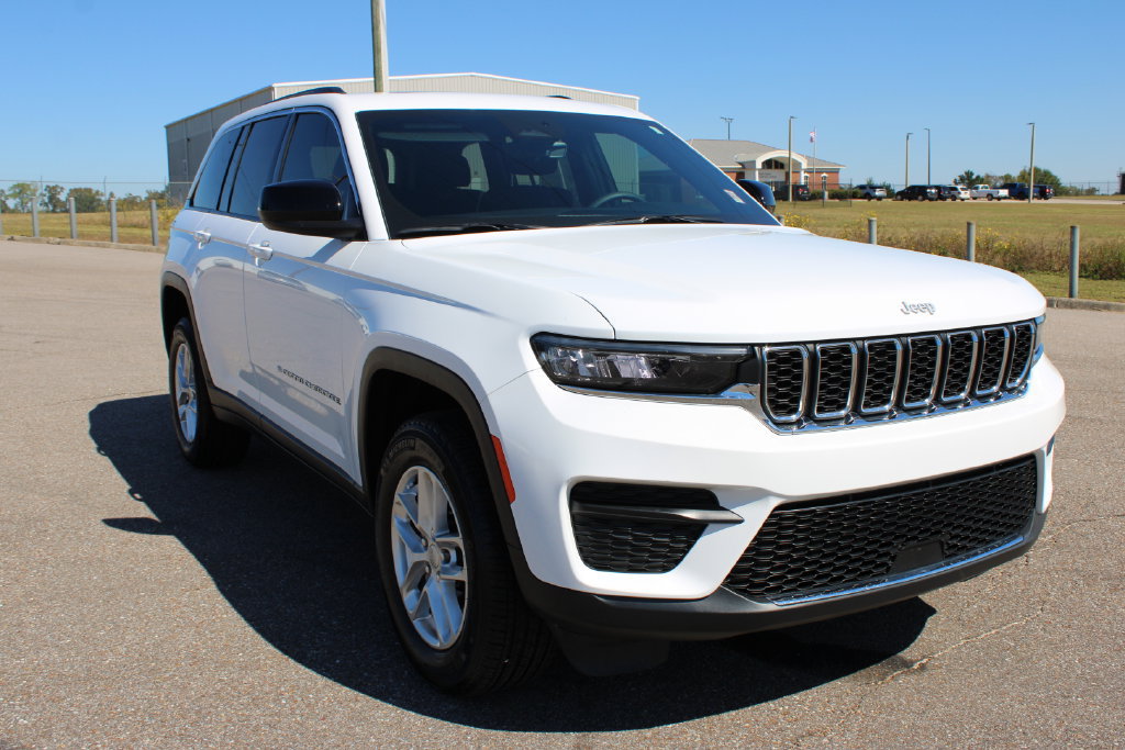Used 2025 Jeep Grand Cherokee Laredo X RWD image 4