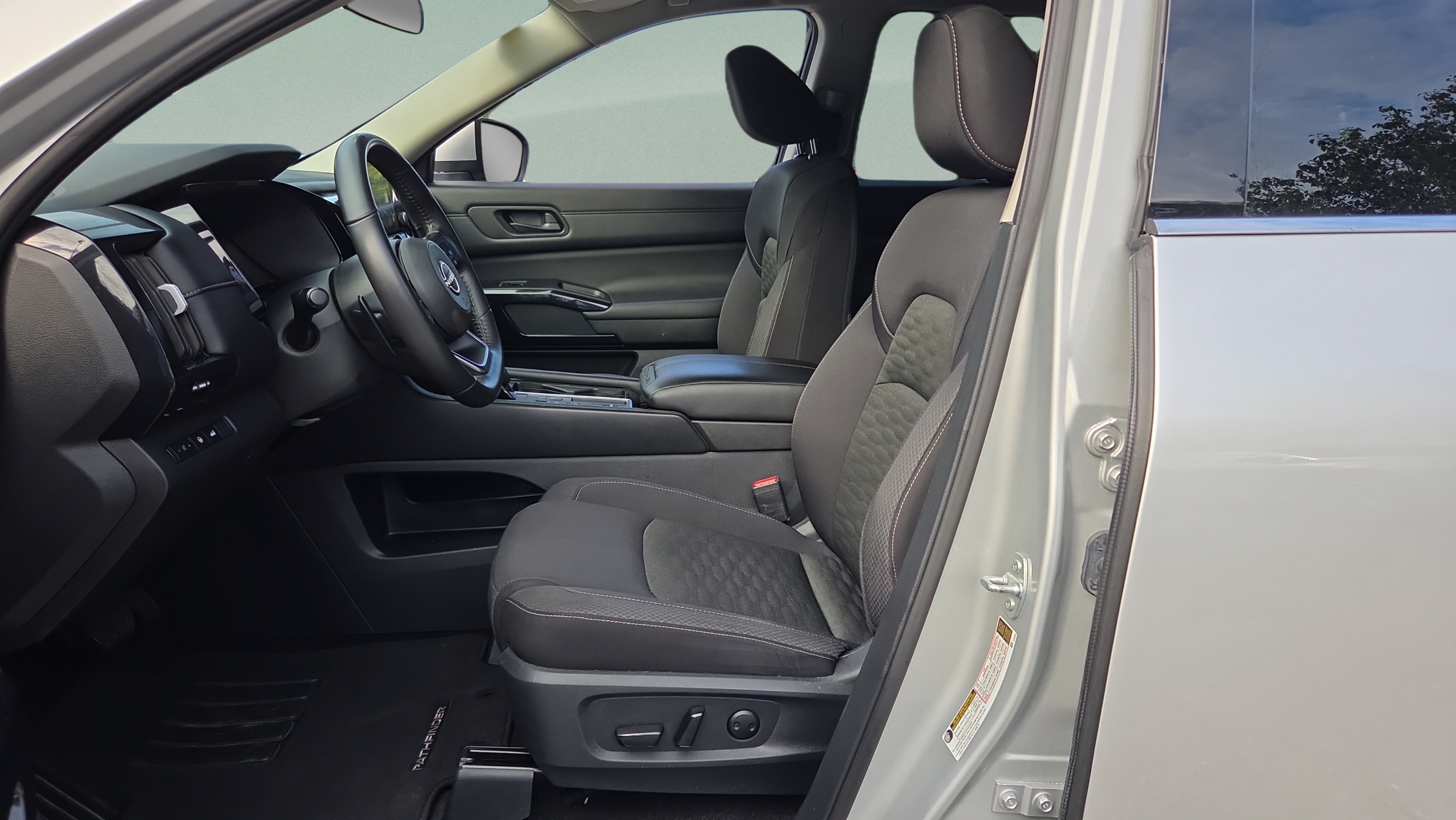 Used 2025 Nissan Pathfinder SV FWD image 9