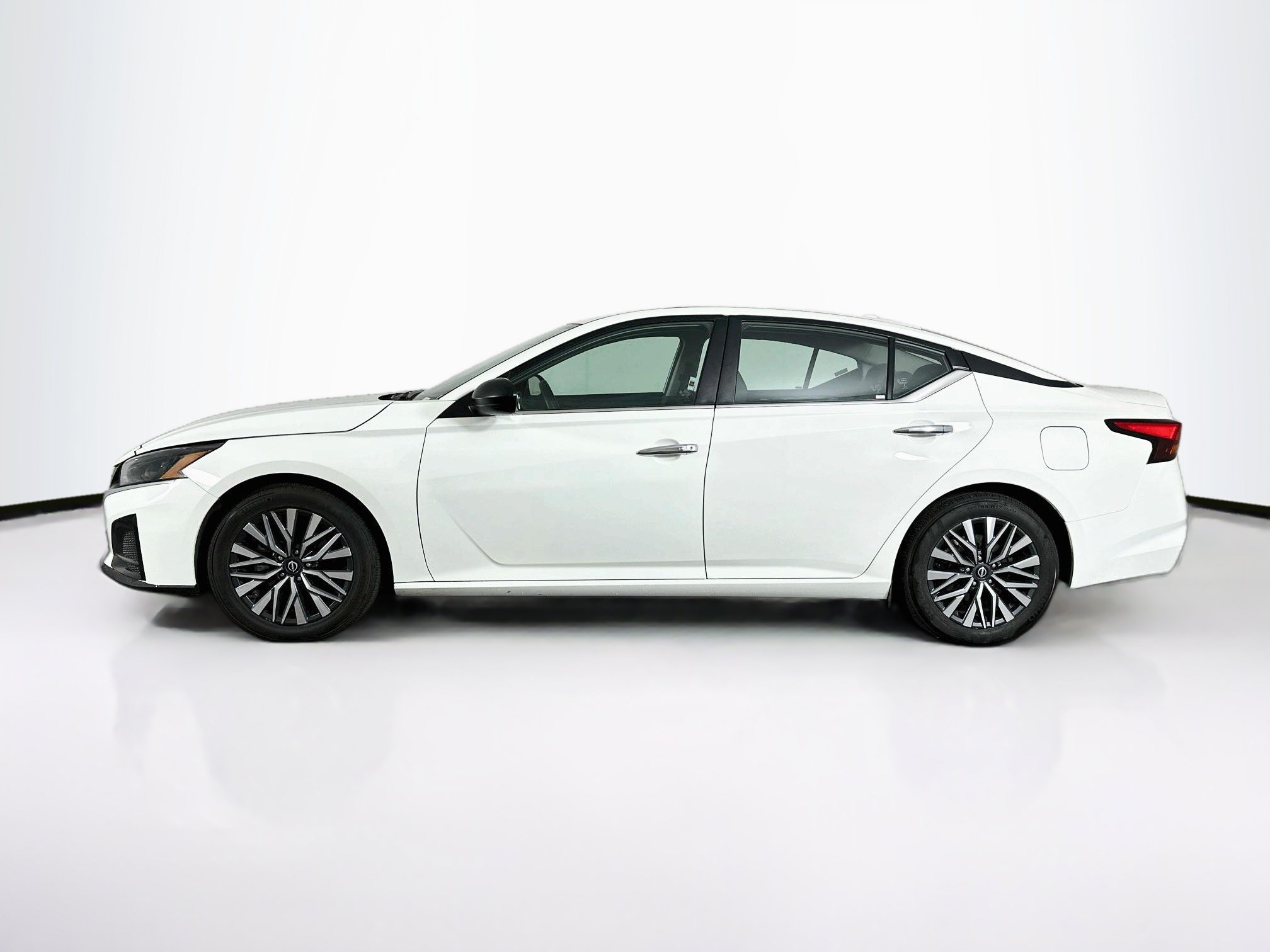 Used 2025 Nissan Altima 2.5 SV FWD image 4